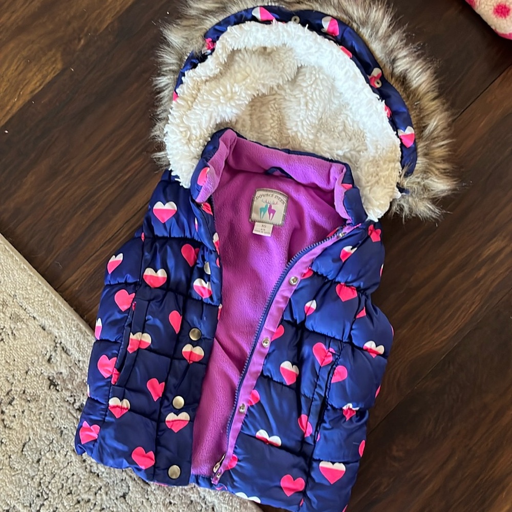 Super cute kids heart puffer vest with fur hood size XS 4/5t